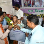 वनमंत्री ने श्रमिक को एक एक लाख रूपए का चेक प्रदान किया