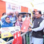 मुख्यमंत्री विष्णु देव साय ने उज्ज्वला गैस, पिंक ई-रिक्शा और गार्बेज रिक्शा का किया वितरण