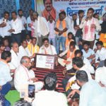वर्षों पुरानी मांग हुई पूरी: ग्राम चंडालपुर का नाम बदलकर चंदनपुर किया गया – राजपत्र लेकर गांव पहुंचे विजय शर्मा