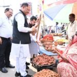 सड़क किनारे पसरे पर अचानक पहुंचे मुख्यमंत्री – मीरा के पसरे से खरीदा दीया